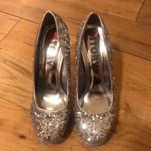 Sequined pumps